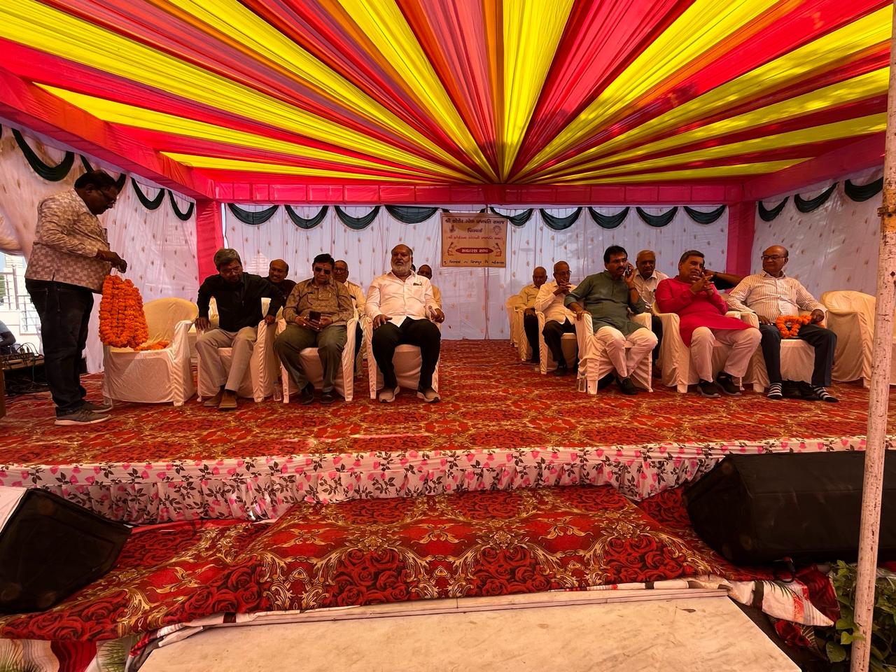 સ્ટેજ પર આગેવાનો